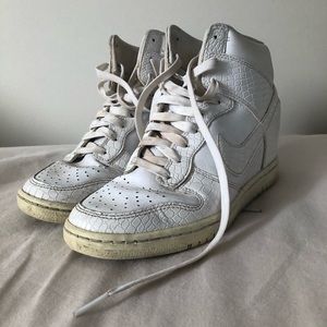 Nike wedgie heel runner